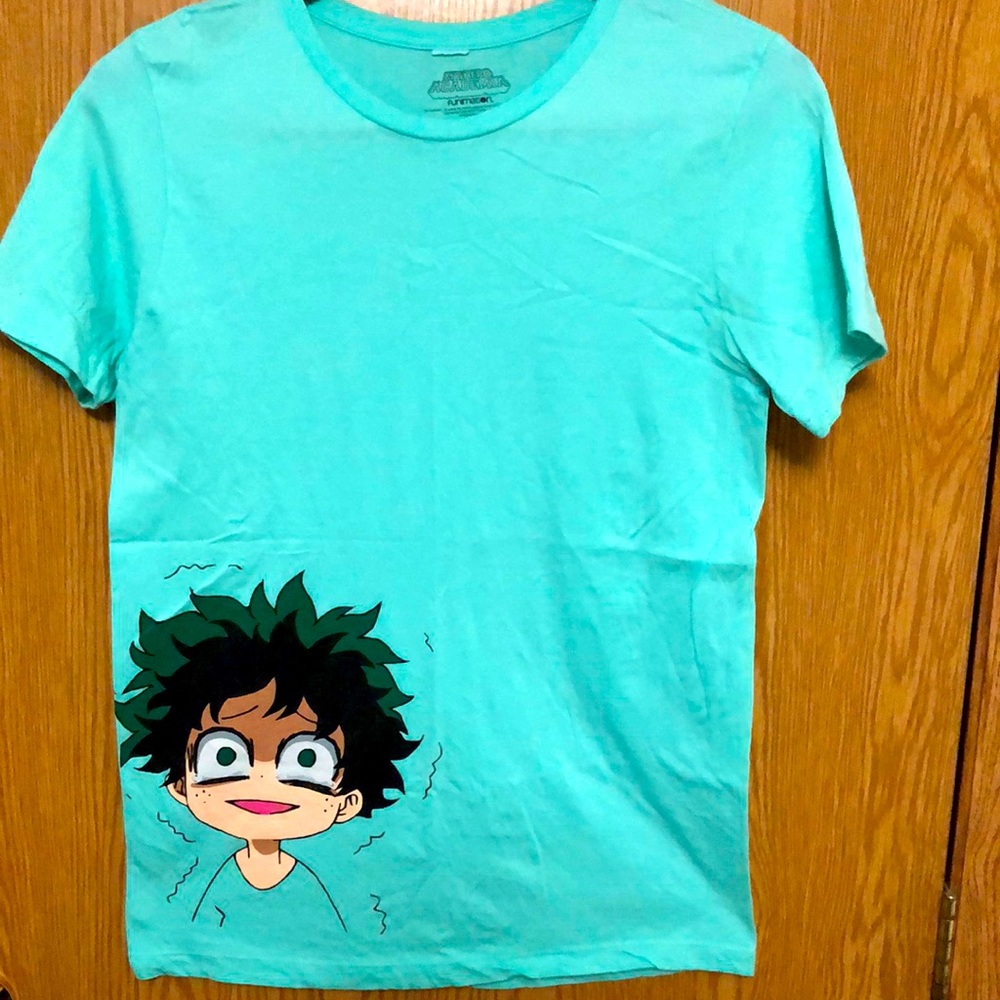 HOT TOPIC, ANIME DEKU SHORT SLEEVE T. Size medium